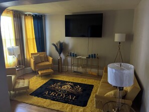 Living area - A’ROYAL HOME & SERVICES
 Spacious 4BR/2BA, Office, Wi‑Fi, Milwaukee Southside (Milwaukee)