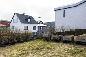 Zona residencial amb cases, un senyal de prohibit aparcar i palets de fusta.