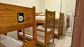 Une chambre avec des lits superposés, chacun étant identifié par un numéro.