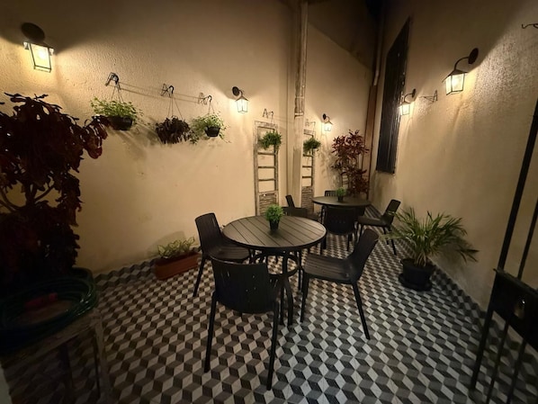 Outdoor dining - Base Hostel (Belém)