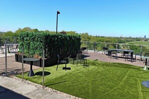 Outdoor dining - Luxury Large Flat/Sleeps-5/Parking/Gym/Workspace (Brentford)