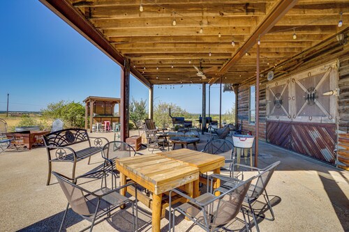 6-acre Barndominium Escape, 6 Mi to Lake Cleburne!