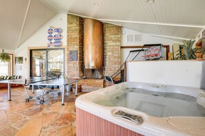 Ein Wellnessbereich mit Whirlpool, Tischtennisplatte und Basketballkorb.
