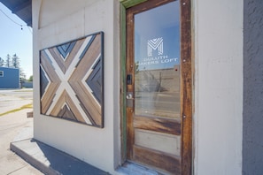 Entrada de un edificio con puerta de madera y ventanal con el nombre 'DULUTH MAKERS LOFT'.