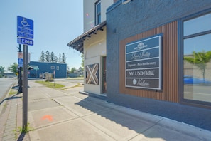 A building with a sign for Bex Building, Luxe Suites, Tapestry Psychotherapy, NYLUND Electric, and Kalina Counseling Services. - Charming Couple's Gem in Duluth w/ Enclosed Porch (Duluth)