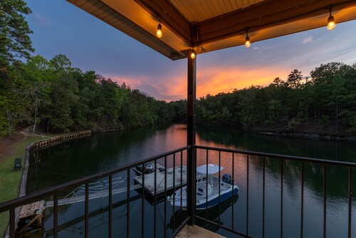 2 houses sit on 1350ft Peninsula-Sleeps 18-Waterslide. Green light. Fish Feeder.