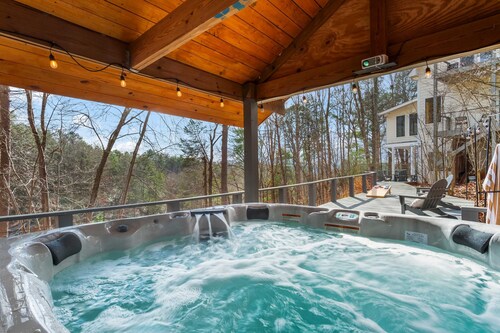 Helen Haus Golf Sim Hot Tub Theater Retreat