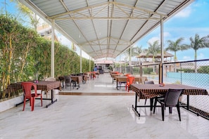 Outdoor dining - Townhouse Oak Rising Water Park Dharwad (Dharwad)