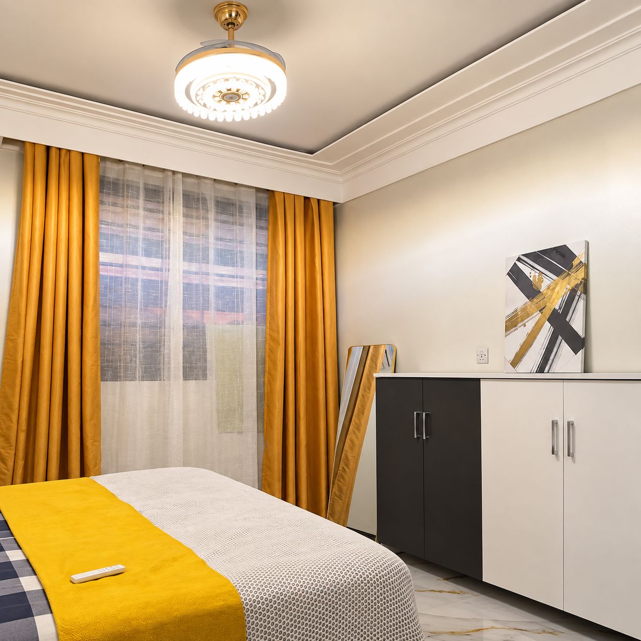 Une chambre d’hôtel avec un lit, une armoire, un tableau et un luminaire au plafond.