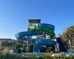 Ein Wasserpark mit mehreren Rutschen und einem Poolbereich.