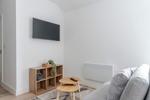 Unclassified image, 2 of 18, button - Apartment 3 (Cardiff)