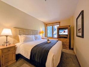 A hotel room with a bed, a TV, a lamp, and a window. - Pool View| Walk to Slopes, Dining, Shops (Keystone)