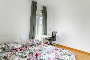 Ein Schlafzimmer mit einem Bett, einem Schreibtisch und einem Stuhl.