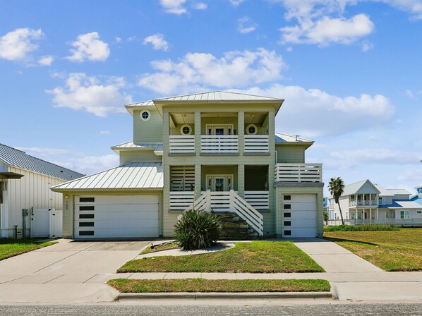 Welcome to CiCi's Hideaway! - Cici's Hideaway | Stunning Outdoor Spaces, Game Room (Corpus Christi)