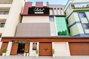 Un edificio con un letrero que dice 'Collection' y 'YOY-Serviced'.