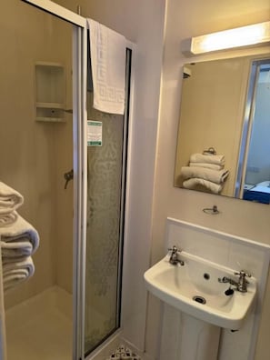 Bathroom - Marlow Lodge Hotel (Blackpool)