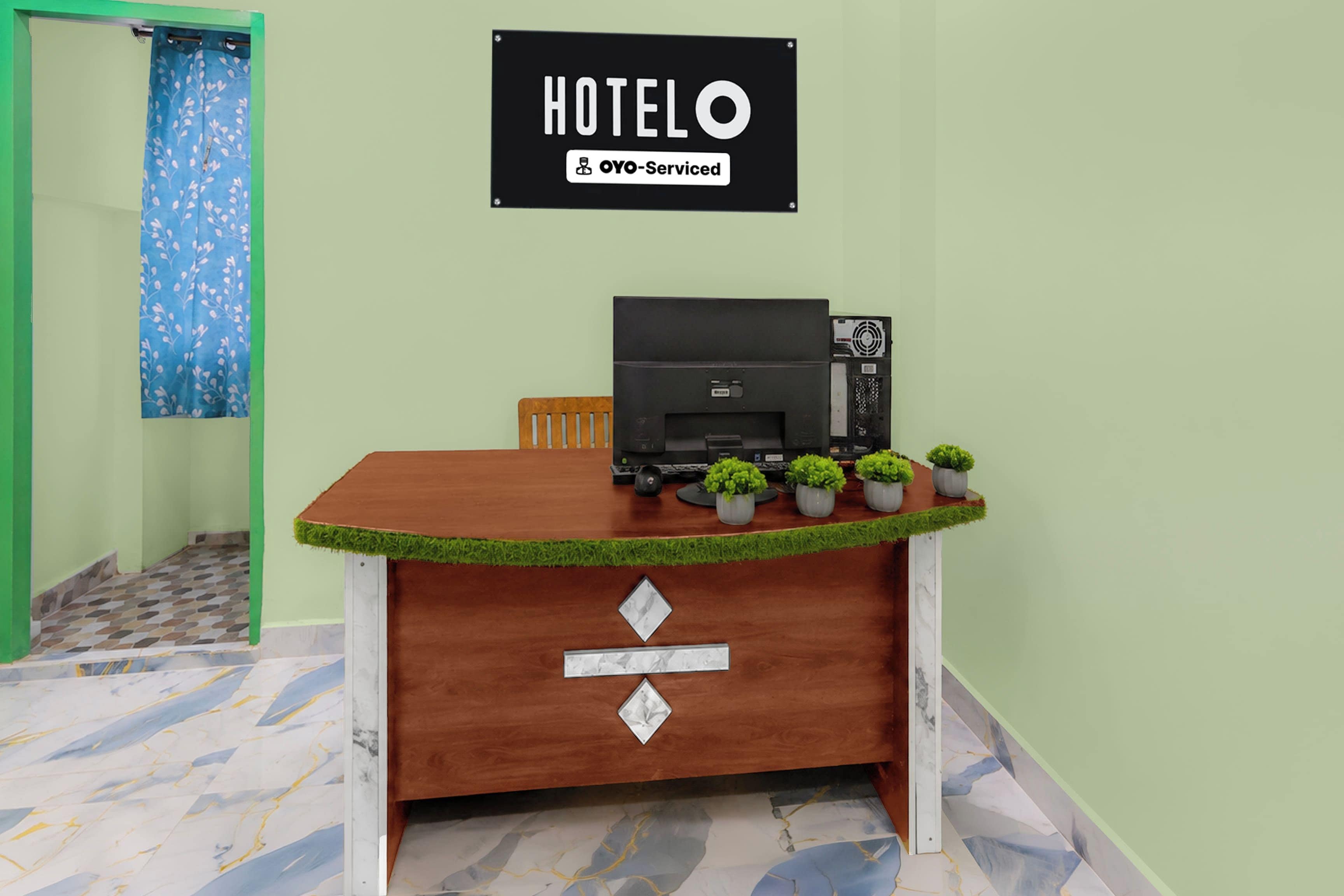 Mostrador de recepción de hotel con un letrero que indica servicio OYO.