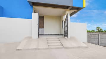 Una entrada moderna a un edificio con una escalera de hormigón que lleva a una puerta.