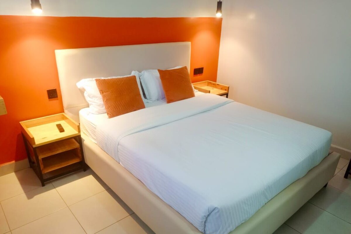 Habitación individual Confort, vista al jardín | Escritorio y espacio para trabajar con laptop 