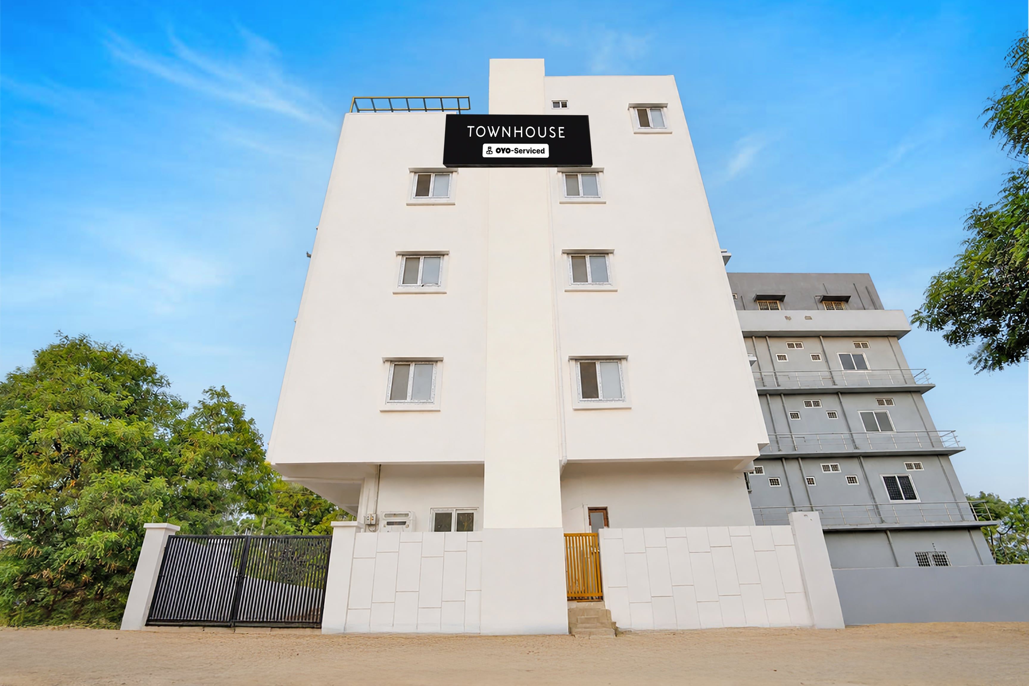 Un edificio de varios pisos con un letrero que indica que cuenta con servicios de OYO.