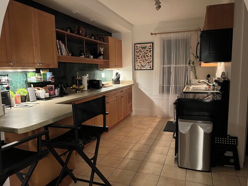Stylish 1 Bed, 1 Bath in Downtown Saint Albans w/ Artsy Vibes and Sunset Views