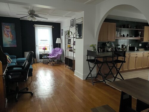 Stylish 1 Bed, 1 Bath in Downtown Saint Albans w/ Artsy Vibes and Sunset Views