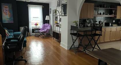 Stylish 1 Bed, 1 Bath in Downtown Saint Albans w/ Artsy Vibes and Sunset Views
