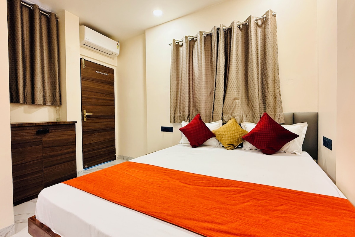 Una habitación de hotel con una cama, un armario y una ventana con cortinas.