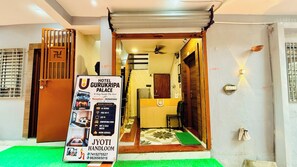 Unclassified image, 2 of 37, button - Hotel Gurukripa Palace (Maheshwar)