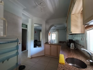 Una cocina amplia con una isla central, un fregadero y armarios.