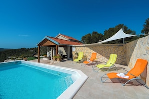 Pool with sun loungers & sitting area  - Quiet retreat house Adio Mare with pool and sea view (Milna)