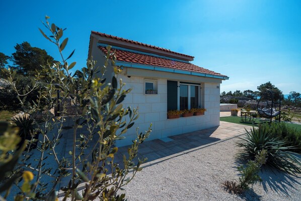 House exterior - Quiet retreat house Adio Mare with pool and sea view (Milna)