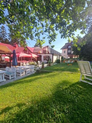 Outdoor dining - hotel Popangelov (Borovets)