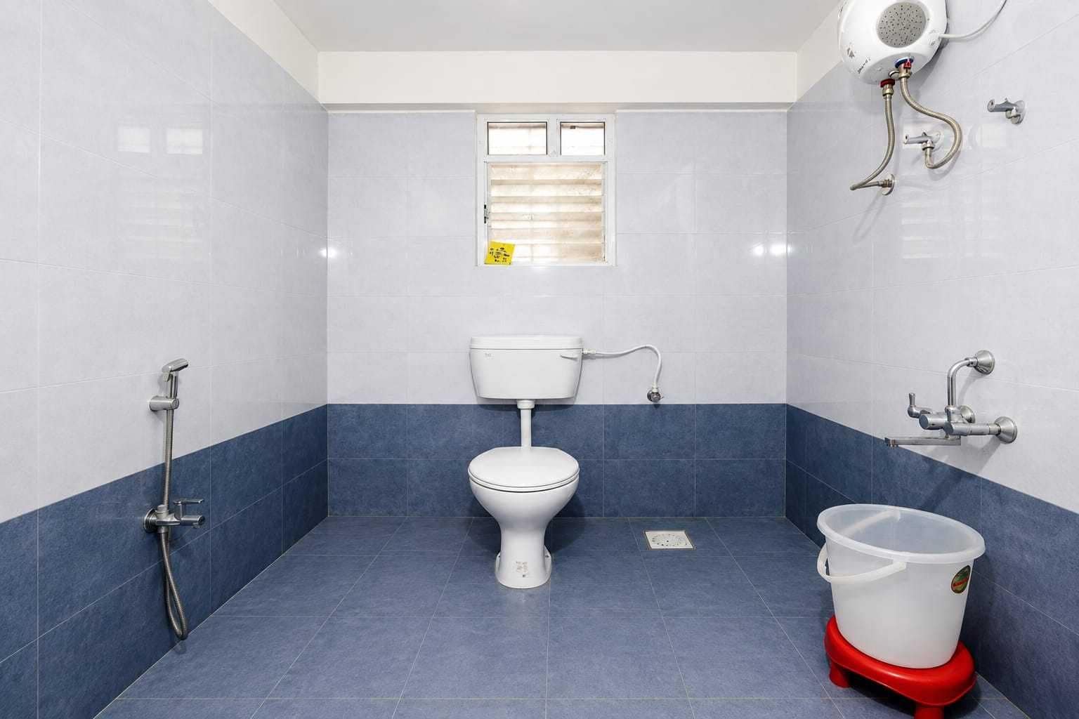 Un baño con inodoro, ducha y bidé.