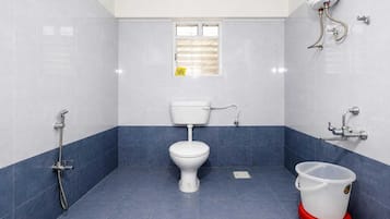 Un baño con inodoro, ducha y bidé.