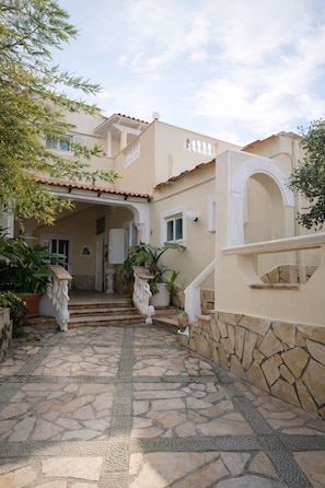 A building with a stone-paved entrance, a white staircase, and a balcony with a railing. - Alvillino, Ischia - Sea View Villa with Private Pool (Forio)