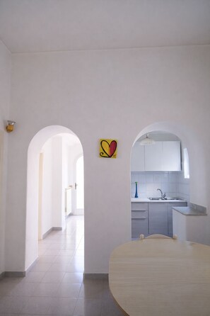 A modern interior with a kitchen, a dining area, and a hallway. - Alvillino, Ischia - Sea View Villa with Private Pool (Forio)