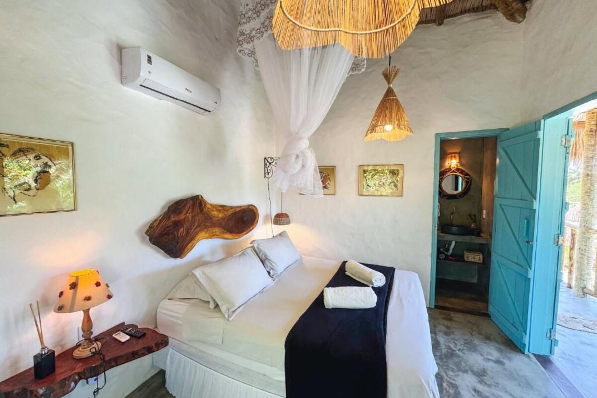 Quarto casal conforto, 1 cama Queen, banheiro privativo, vista para o jardim | Quartos à prova de som, ferros/tábuas de passar roupa, Wi-Fi de cortesia