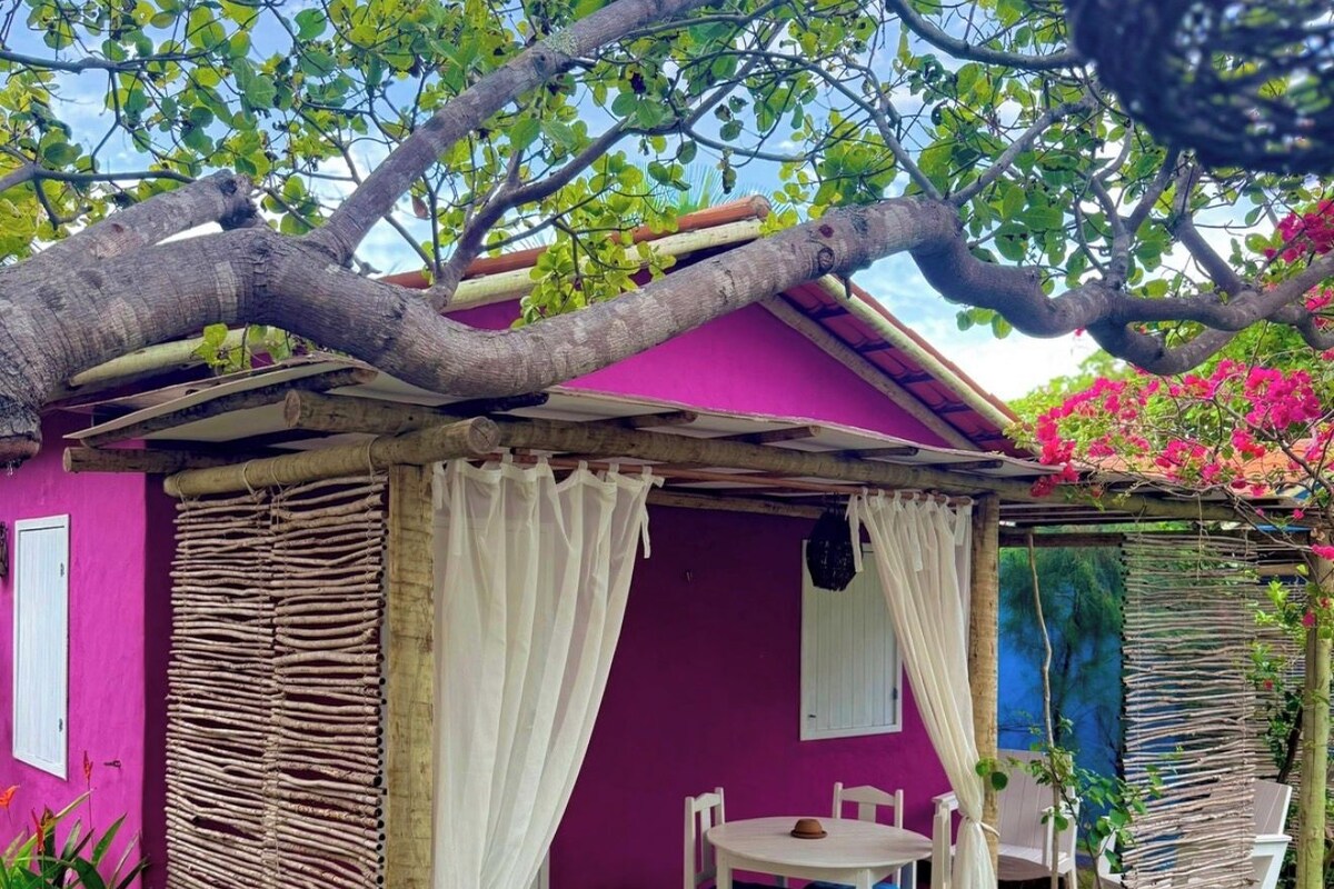 Quarto triplo superior, várias camas, banheiro privativo, vista para a piscina | Quartos à prova de som, ferros/tábuas de passar roupa, Wi-Fi de cortesia