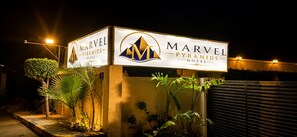 Un cartel de hotel con el nombre 'Marvel Pyramids Hotel' y un logotipo.