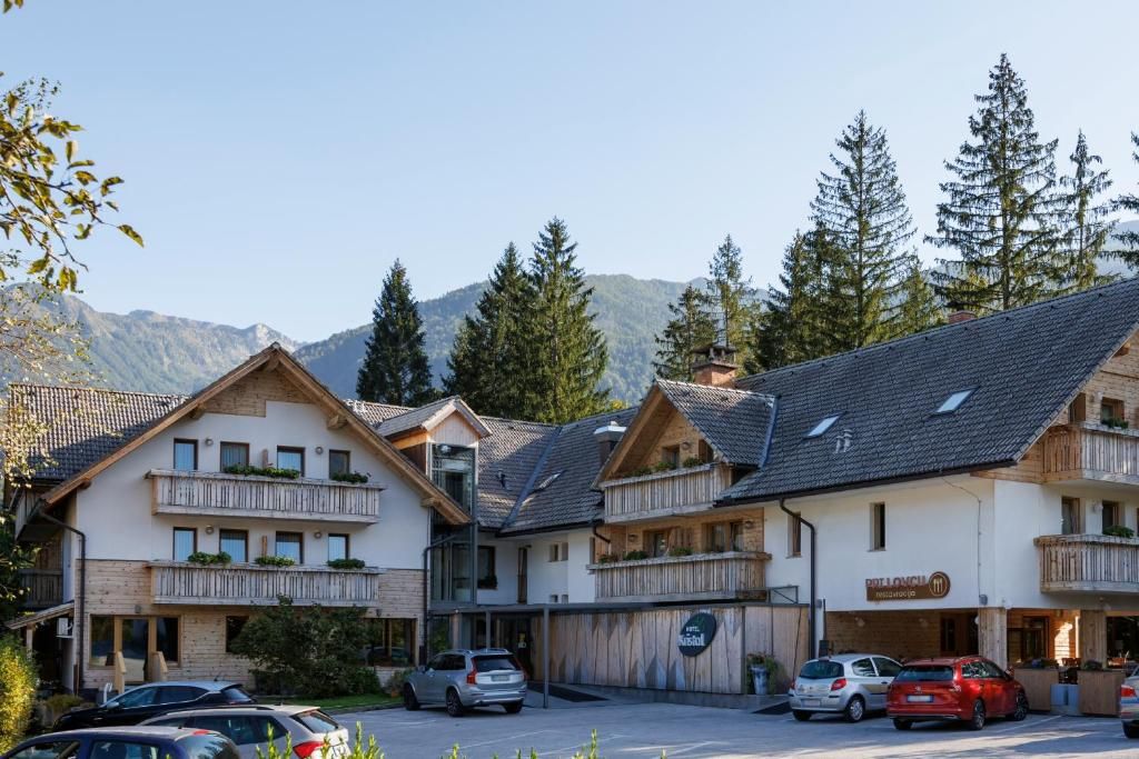 Un hôtel doté de nombreux balcons, d’un parking et situé dans un cadre montagneux.