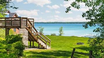 Un pontile di legno che conduce a una casa con vista sul lago.