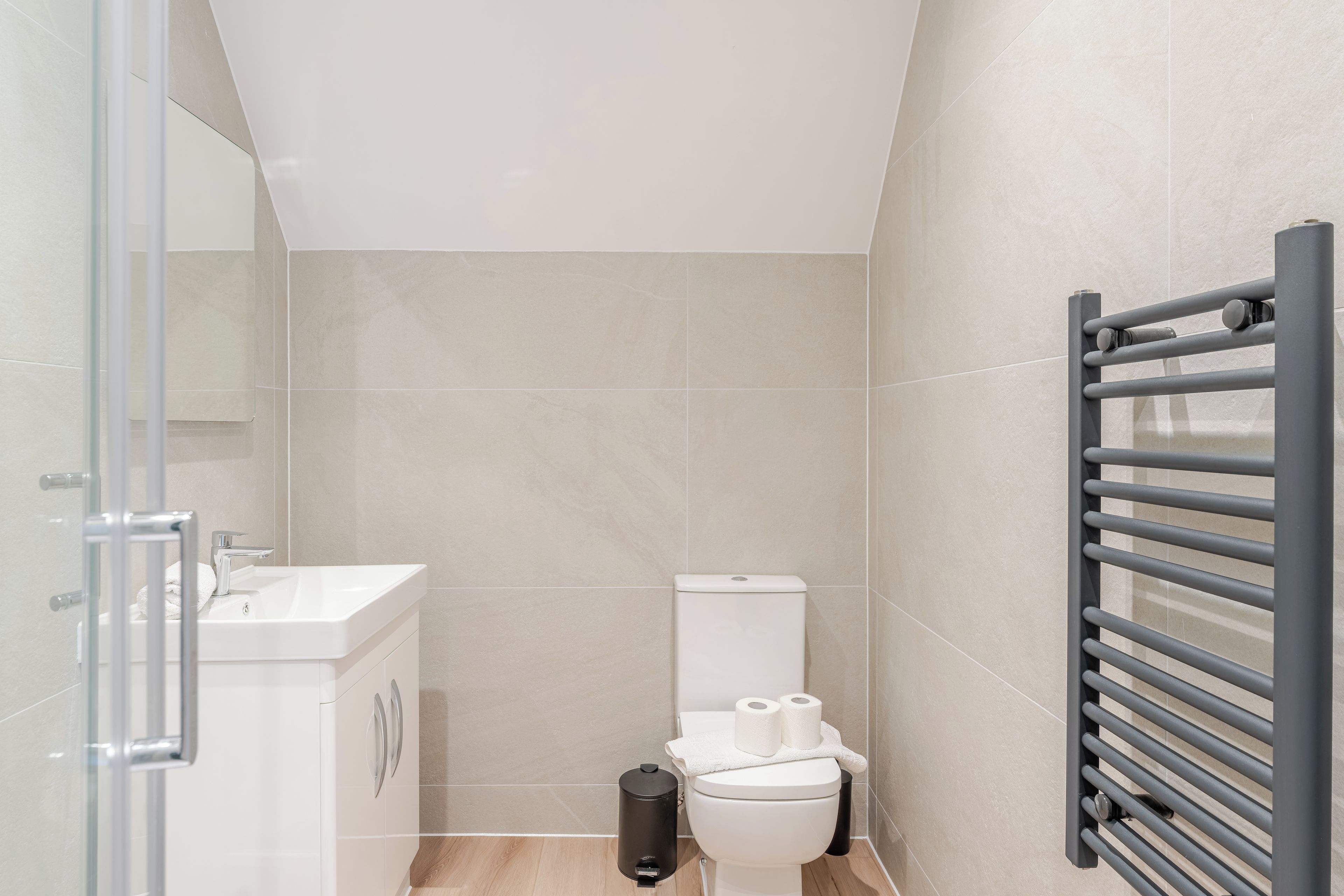 Ein Badezimmer mit Toilette, Waschbecken und Handtuchhalter.