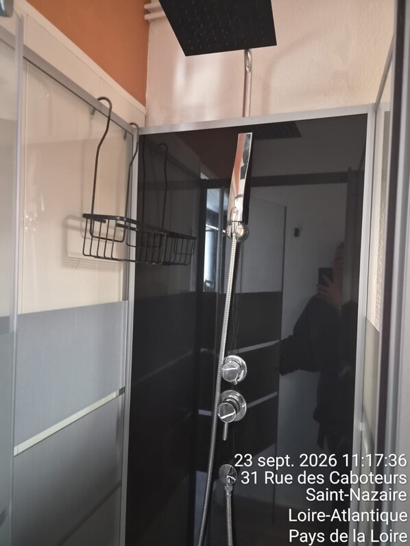 Bathroom - Vrbo Property (Saint-Nazaire)