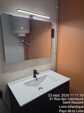 Bathroom - Vrbo Property (Saint-Nazaire)