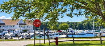 Pentwater Marina Cottage – Walk to Downtown and Beach