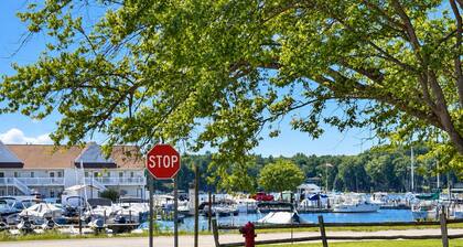 Pentwater Marina Cottage – Walk to Downtown and Beach