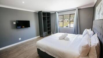 Deluxe Double Room, Non Smoking, Mountain View | Iron/ironing board (on request), WiFi (free)