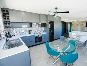 Interior - Wave Inn Guesthouse (Cape Town)