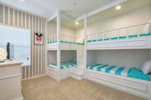 A child's bedroom with bunk beds, a desk, and a window with blinds. - 7BR near Disney | Private pool, spa, game room (Kissimmee)
